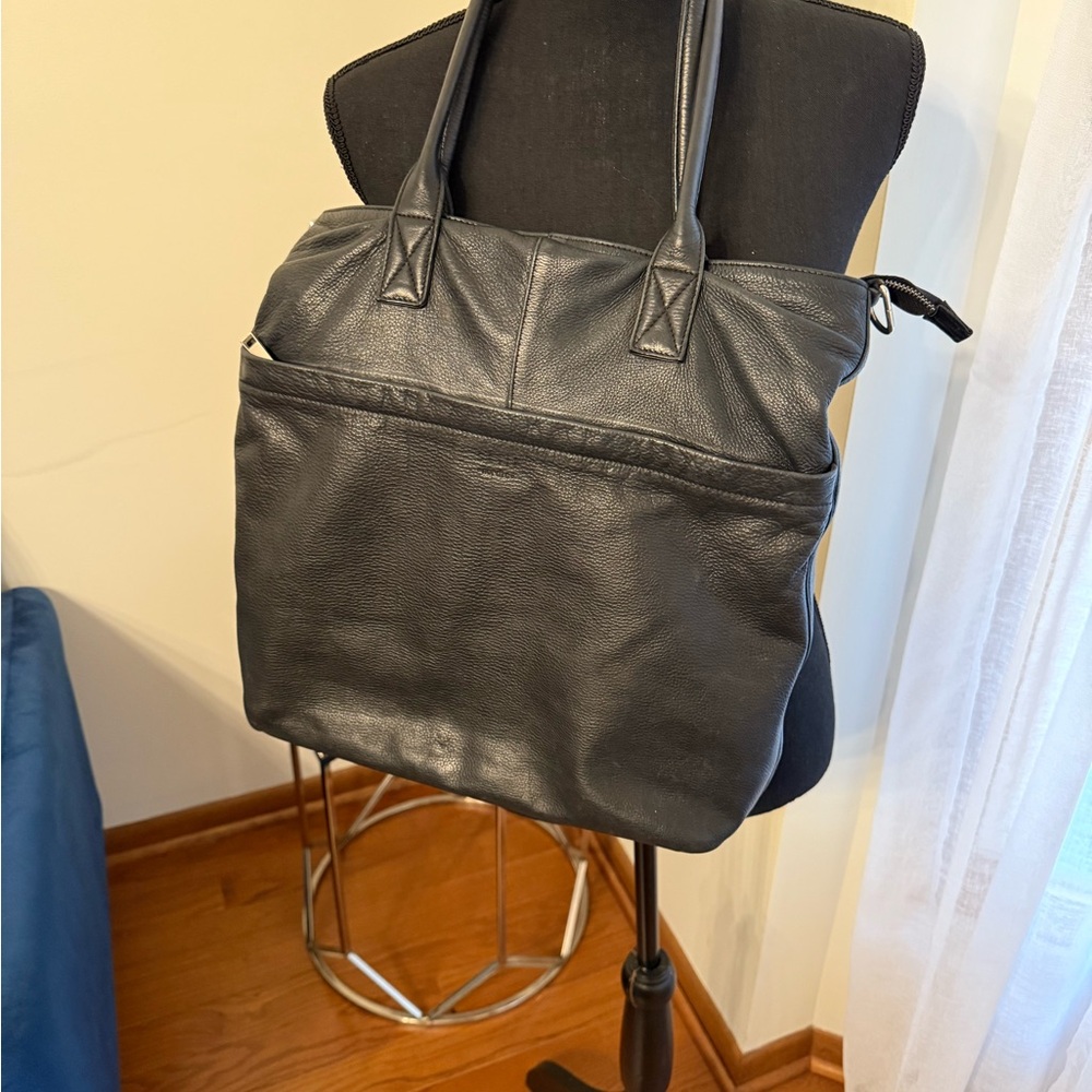Elegant Black Leather Still Nordic Bag
